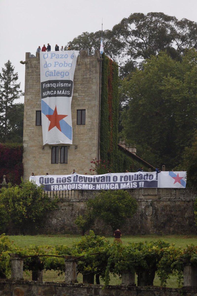 obloque's tweet photo. 🔴 URXENTE. Activistas da memoria histórica fan ocupación simbólica de Meirás. Concentración de apoio diante do pazo para esixir a devolución https://t.co/o1ApEo5ght