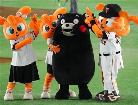 Giabbits Design Kumamon visits Tokyo Dome and meets the Yomiuri Giants mascots, the ...