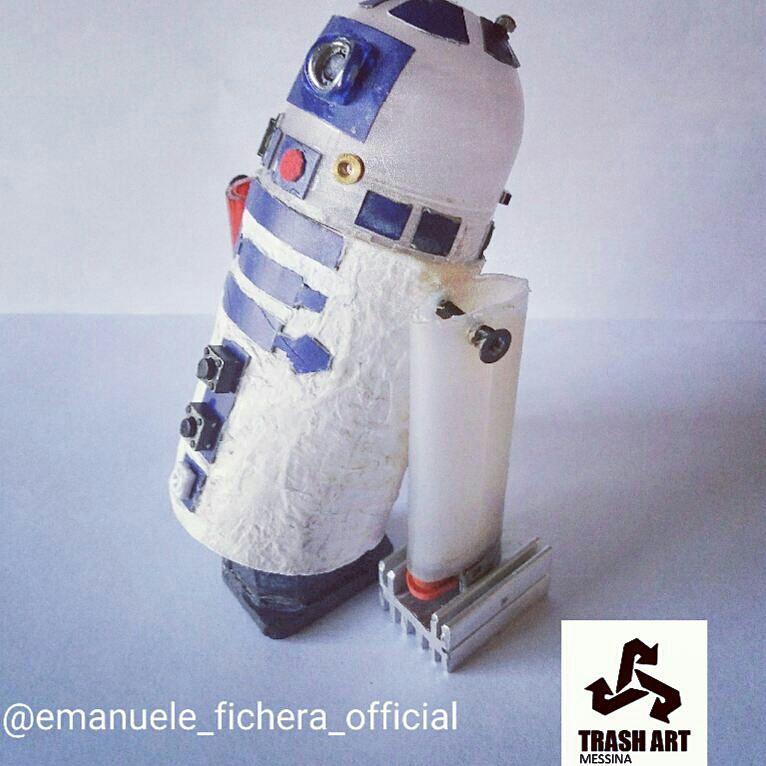 EmanueleFic's tweet photo. Finished! #arte #recycledart #R2D2 #StarWars Scultura realizzata a mano usando scarti di vario tipo. https://t.co/PzESSILwXu