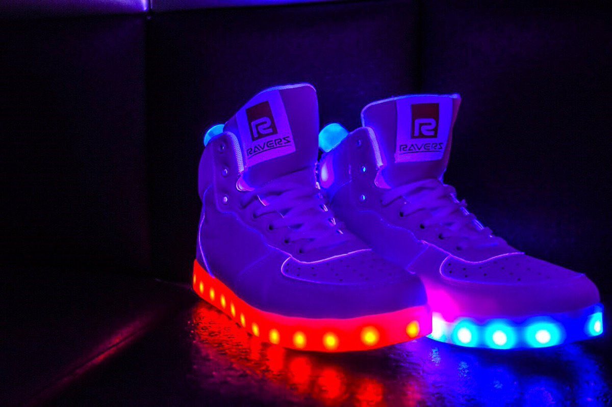 NEONSPLASHRUSH's tweet photo. 【レイバーズオリジナルの１４発光モード！ソール全体が
ＬＥＤライトで光るスニーカーでインスタグラムやＳＮＳ、
雑誌にも多く掲載され、世界中で話題沸騰中！！】

https://t.co/6Zksm0MsWR

#ravers_japan #LEDシューズ #光る靴 https://t.co/AgRGqFhKzI