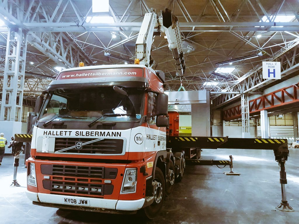 Halletts1946's tweet photo. Always happy to help! moving 2 loads at 13.6ft from Croydon to Manchester via Birmingham NEC. @RSwainSonsLtd #ev https://t.co/qS9FhV0IOr