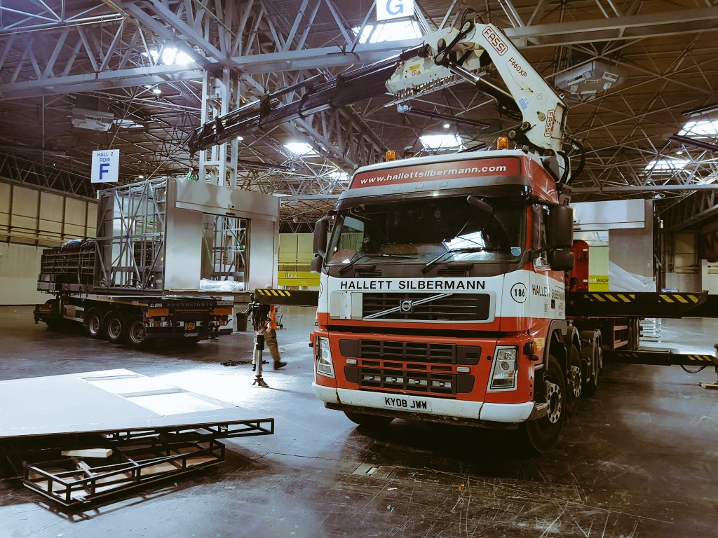 Halletts1946's tweet photo. Always happy to help! moving 2 loads at 13.6ft from Croydon to Manchester via Birmingham NEC. @RSwainSonsLtd #ev https://t.co/qS9FhV0IOr