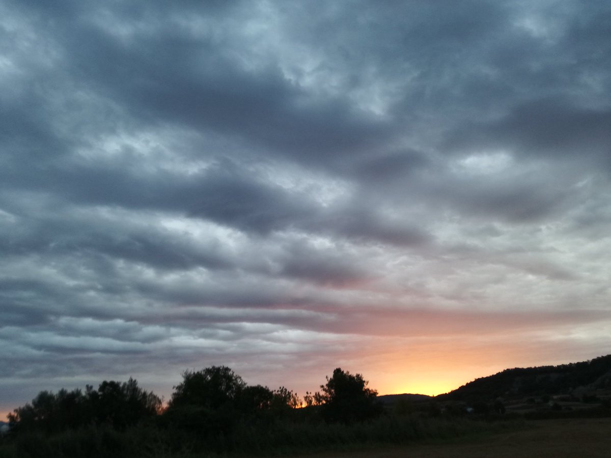 paquisoldado's tweet photo. #Boondia #Tona envoltada per un #celdecine 19°C @MeteoMoia @javioru @SoniaPapell @ARAmeteo @meteocat @AlfredRPico @alcantara_alb #324eltemps https://t.co/qrhW3xCgIM