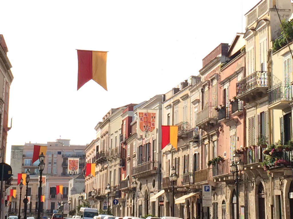 #Barletta strade in festa per la #Disfida <a href="/pcascella/">Pasquale Cascella</a> <a href="/capcinzia/">Cinzia Caporale  </a> <a href="/VisitBAT/">VisitBAT</a> <a href="/PugliaTweets/">PugliaTweets</a> <a href="/Pugliacom/">PugliaCom</a> <a href="/peppedimiccoli/">Giuseppe Dimiccoli</a>