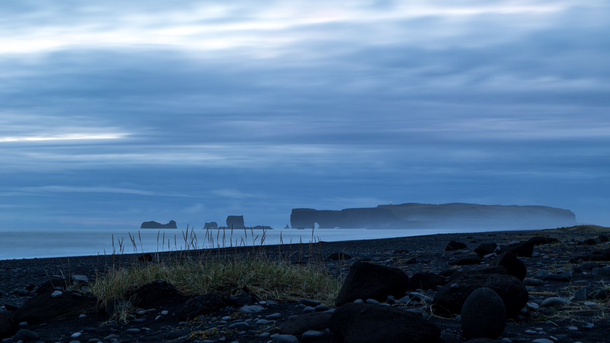 jensassmann's tweet photo. Some #longexposure of #Reynisfjara #blackbeach facing #Dyrholaey rock during #sunset https://t.co/LKexzR4B26 #Iceland #52projectJA https://t.co/R8IuvZTckM