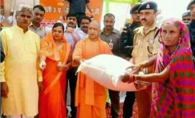 कोई बताये गा हवा में लटकती इस बोरी में कौन सी राहत सामग्री हो सकती है