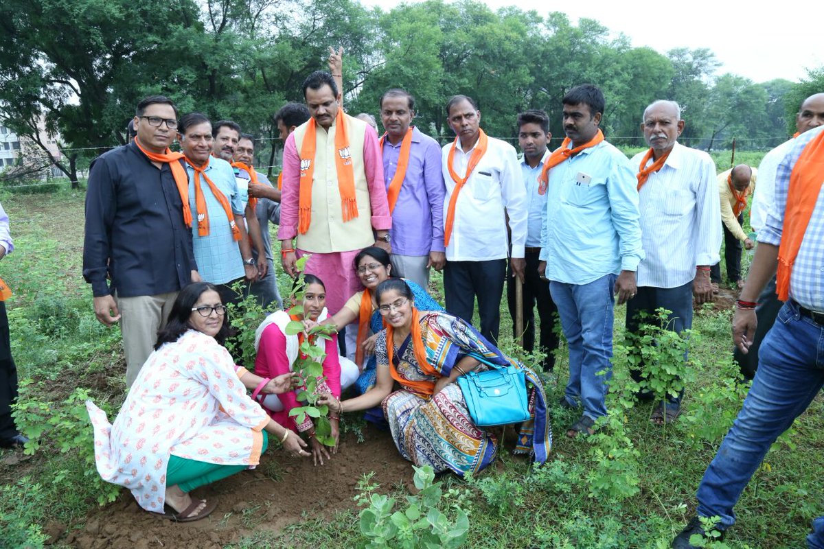 jitu_vaghani's tweet photo. PMશ્રી@narendramodiજીના"સંકલ્પ સે સિદ્વિ"ના મંત્ર સાથે નયા ભારતના નિર્માણ માટે એક નાગરિક-એક વૃક્ષના સંકલ્પ સાથે ગાંધીનગરમા વૃક્ષારોપણ કર્યું https://t.co/zg9oqmBtS7