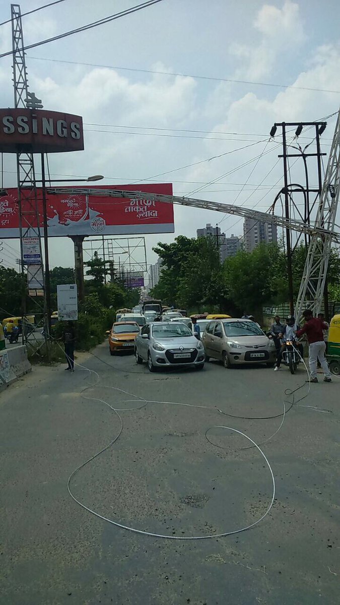 Rishi_IHA's tweet photo. #CVF_Gzb member #AnilSarin ji helping @Gzbtrafficpol to clear clogged #Traffic at #RajnagarExt #Meerut Crossing.Well done Team & @ips_tomar https://t.co/JR9HTuGSI8