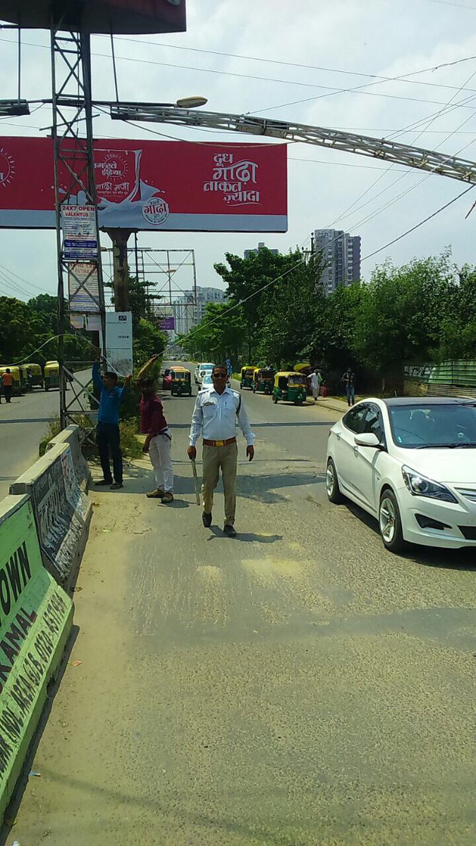 Rishi_IHA's tweet photo. #CVF_Gzb member #AnilSarin ji helping @Gzbtrafficpol to clear clogged #Traffic at #RajnagarExt #Meerut Crossing.Well done Team & @ips_tomar https://t.co/JR9HTuGSI8