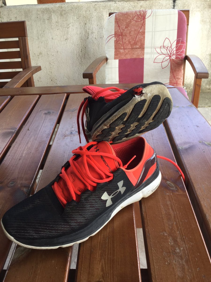 periakovakis's tweet photo. 0 σκύλος μας ήθελε να "τρέξει" με τα #runningshoes 🤔🤔 @underarmourgr χρειάζομαι νέα! # #underarmourgreece #uarunning #runwithfight #iwill https://t.co/ilhvHgELTE