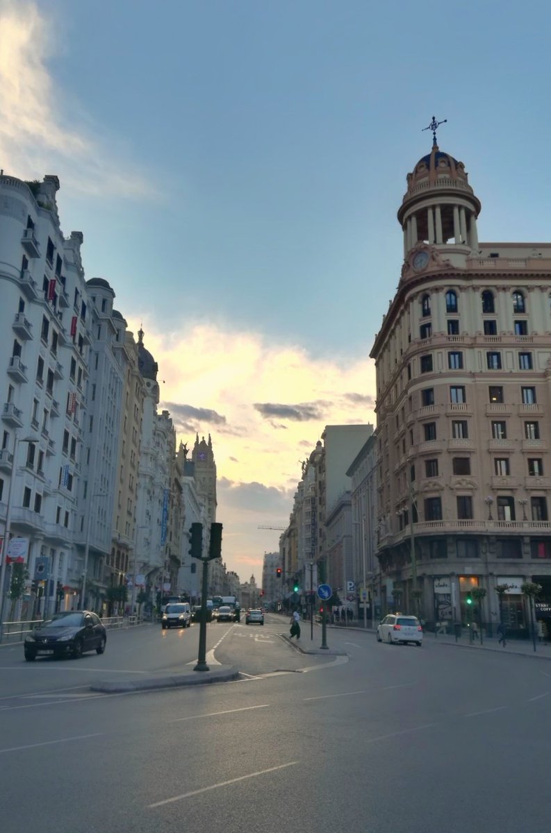 Serenidad a las 8.30 AM.

#GranVia #Madrid

#Fotografia <a href="/direlo/">Diego Revilla</a>
