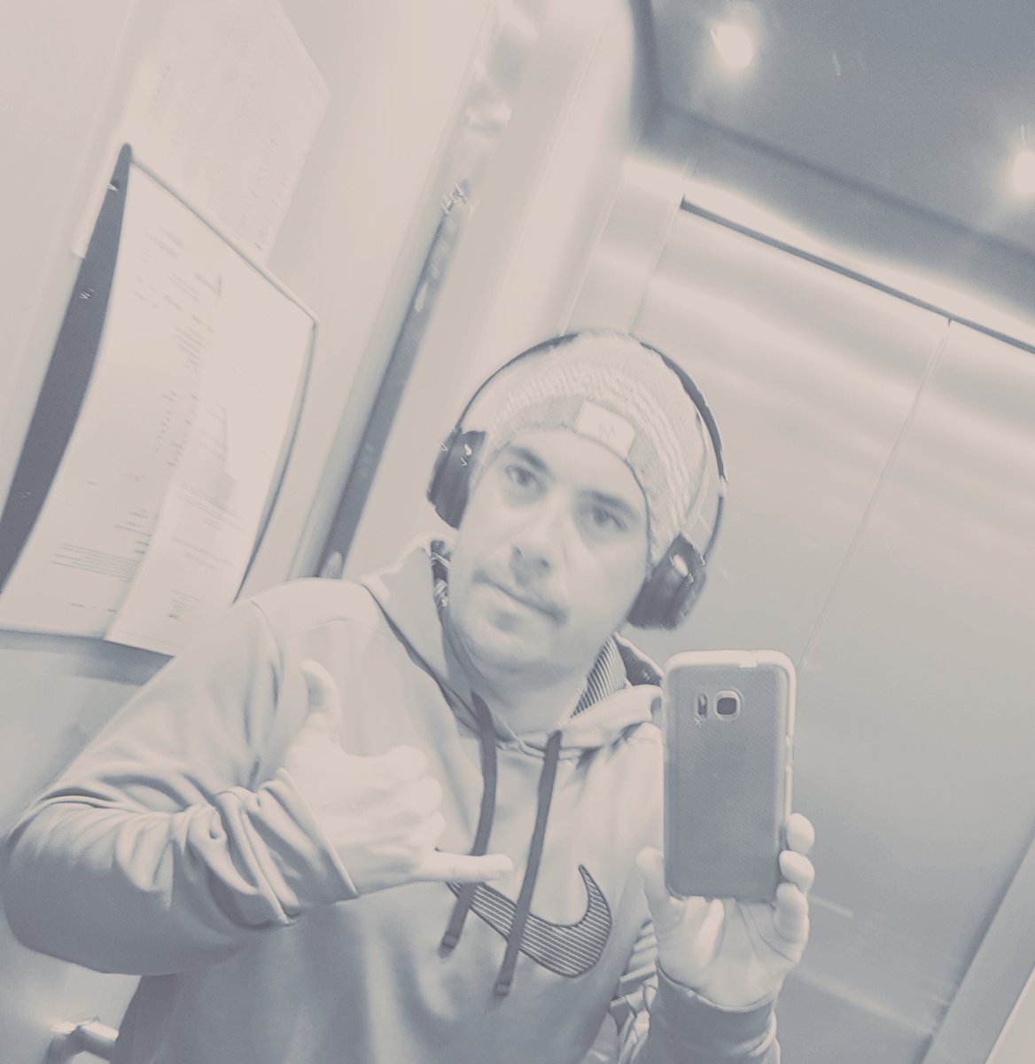 Loving my new beanie from <a href="/MarkHughesFdn/">MarkHughesFoundation</a> . Needed it tonight❄❄❄🌬🌬🌬