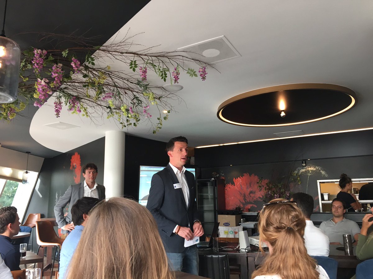 vonken2028's tweet photo. Vorige week hebben we ons netwerk uitgebreid bij @bvvs alumnivereniging tijdens het schitterende #ekhockey !De olympische droom gaat door💪🏻 https://t.co/CbDhMu4dOW