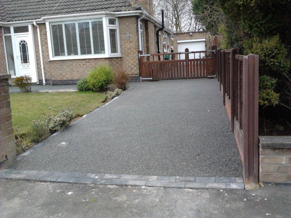Groundteam's tweet image. Resin Bound Driveway Resin bound driveway with cobblestone edging in Wimbledon. Mixed ... groundteam.co.uk/landscaping-pr…
