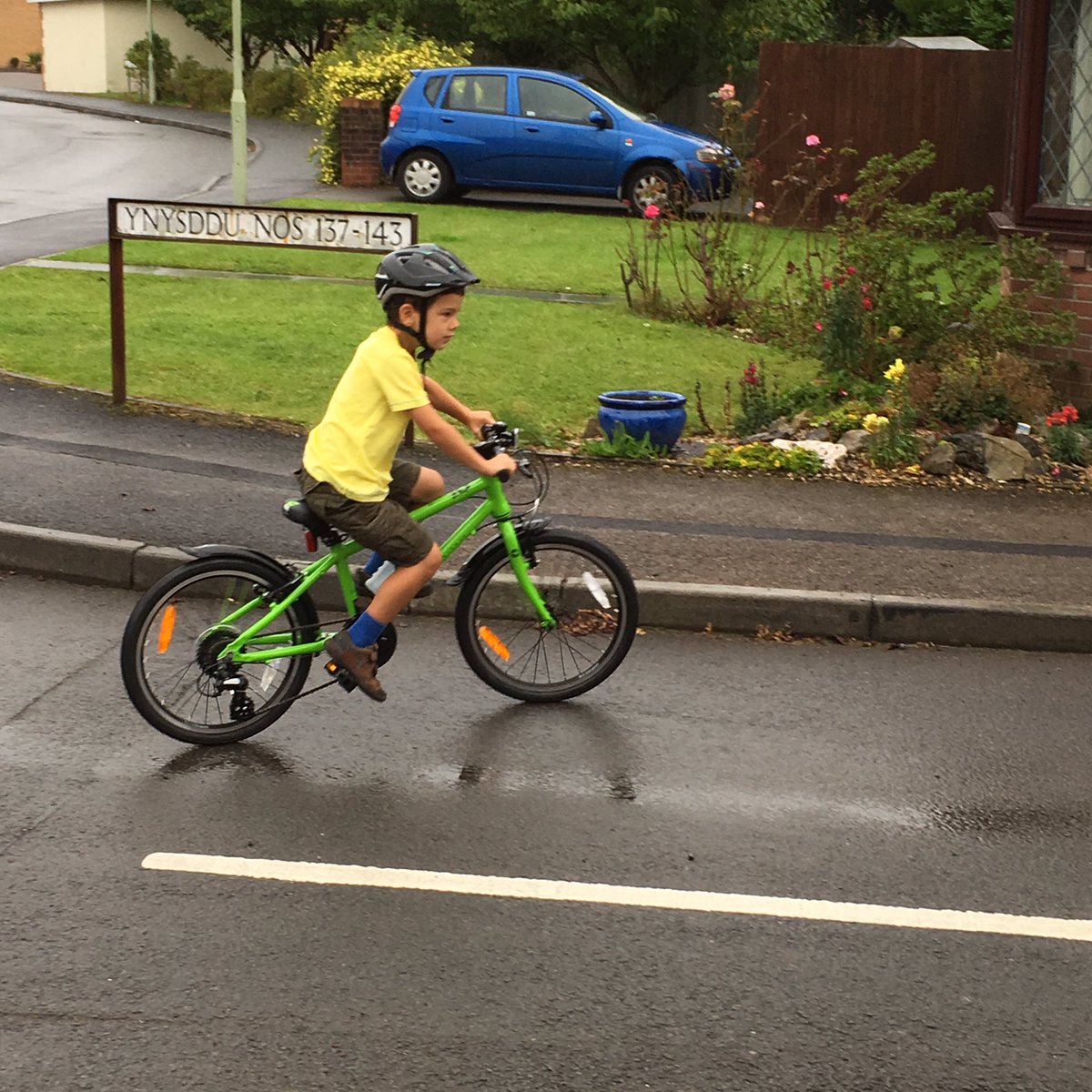 LizWilcox83's tweet photo. Look out world, he's got gears!🚴🏽Happy 6th birthday Isaac 🎁🎉thank you @RideBikesWales & @frogbikes #frog55 #newbike #birthday #upgrade https://t.co/0PsaPrumjH