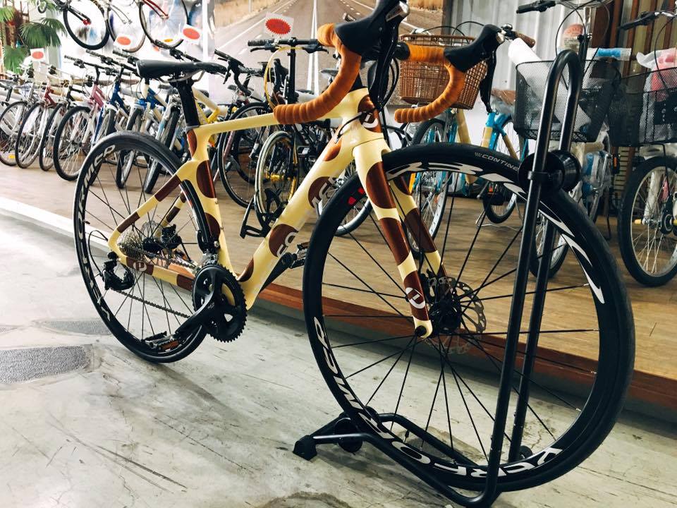 Pro Performer株式会社 Yasu Alize Performerbikes はい そうですね チェーンステイにて さかいがわ が入ります カスタマイズは パフォーマーの得意なころです 自分の名前とか名言とか 自転車に入ることができます 塗装は自分のお好み