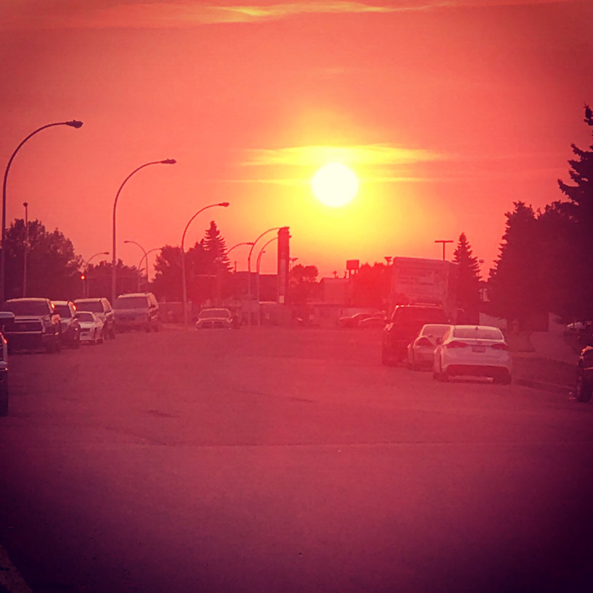 vanessaplanz's tweet photo. Alberta sunsets #Alberta #sunsets #Earthbeauty https://t.co/fsDSkfMub9