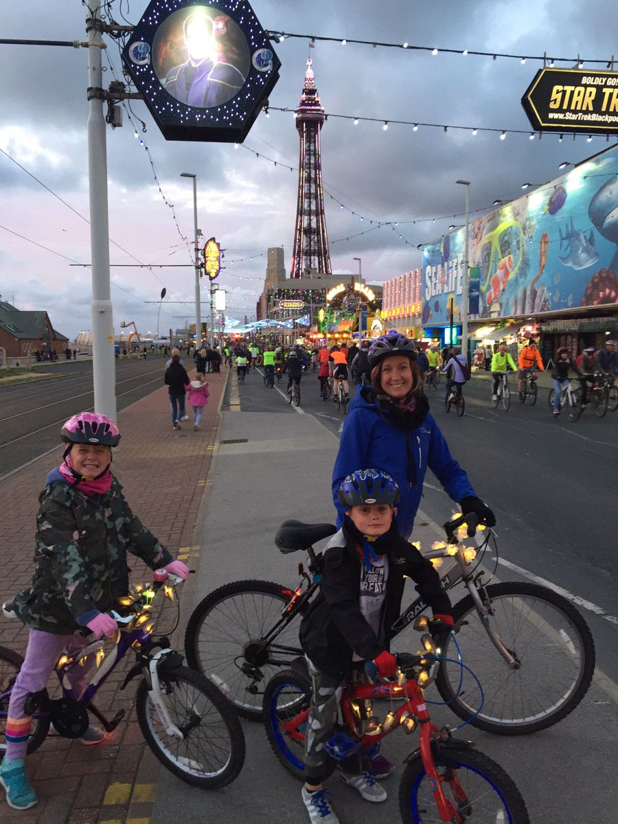 PaulCowburn's tweet photo. Super evening @ 'Ride The Lights'. GREAT event! Lovely treat by @KingsBlackpool at top end &amp; @Pleasure_Beach at the other! #RidetheLights https://t.co/9vc0YjyrgZ