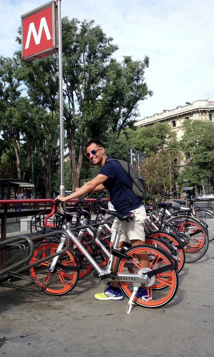 ComuneMI's tweet photo. Davanti al Castello Sforzesco le prime bici del nuovo servizio bike sharing "free floating". Con l'app Mobike è possibile utilizzarle 🚲 https://t.co/DMe5mHEdq9