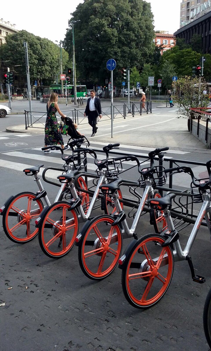 ComuneMI's tweet photo. Davanti al Castello Sforzesco le prime bici del nuovo servizio bike sharing "free floating". Con l'app Mobike è possibile utilizzarle 🚲 https://t.co/DMe5mHEdq9