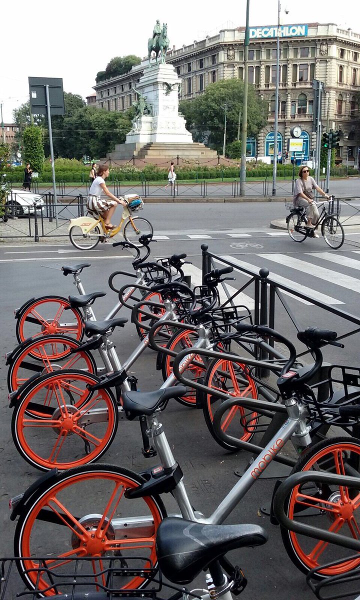 ComuneMI's tweet photo. Davanti al Castello Sforzesco le prime bici del nuovo servizio bike sharing "free floating". Con l'app Mobike è possibile utilizzarle 🚲 https://t.co/DMe5mHEdq9