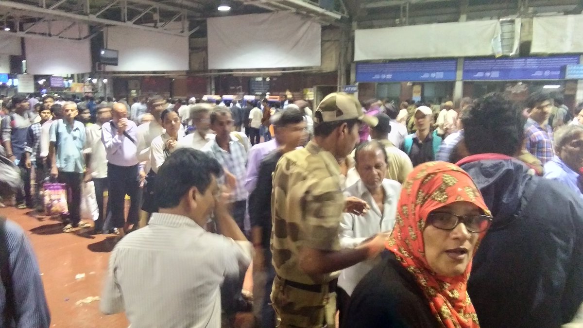 Bindassbol777's tweet photo. #MumbaiRains #Humantouch  Stranded passengers at CSMT Railway Station were provided food by Shivsena colaba. https://t.co/KY4h0K4urd