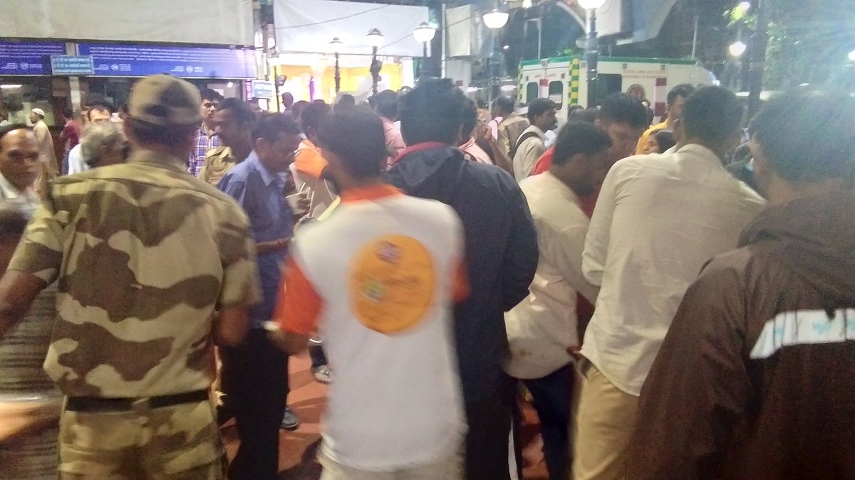 Bindassbol777's tweet photo. #MumbaiRains #Humantouch  Stranded passengers at CSMT Railway Station were provided food by Shivsena colaba. https://t.co/KY4h0K4urd