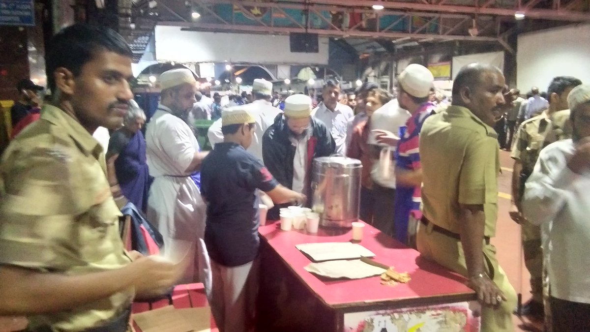 Bindassbol777's tweet photo. #MumbaiRains #Humantouch Muslim bretheren providing food &amp; tea to stranded passengers at CSMT Railway station. https://t.co/PjSvBWlH9h