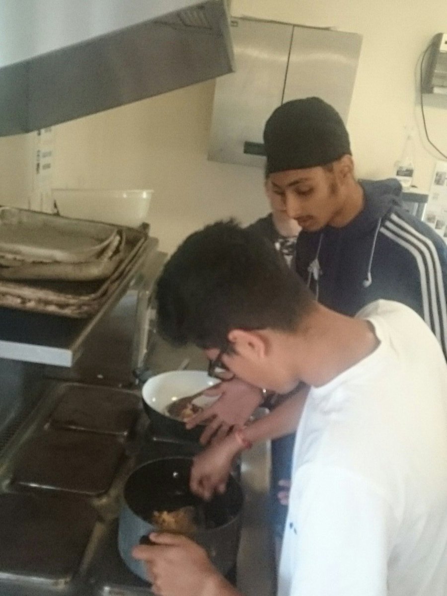#Berkshireyouthbakeoff youth health champions making their own healthy flapjacks #Iwill #SharingTheHealthMessage @JadeBerksYouth