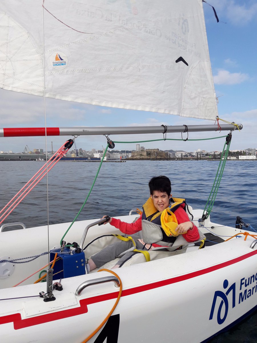 funfmjj's tweet photo. Disfrutando de la libertad del mar estos últimos días de agosto #ESFUERZA #vela #deportedaptado #Coruña #inclusión https://t.co/CVqkvEmwQ0