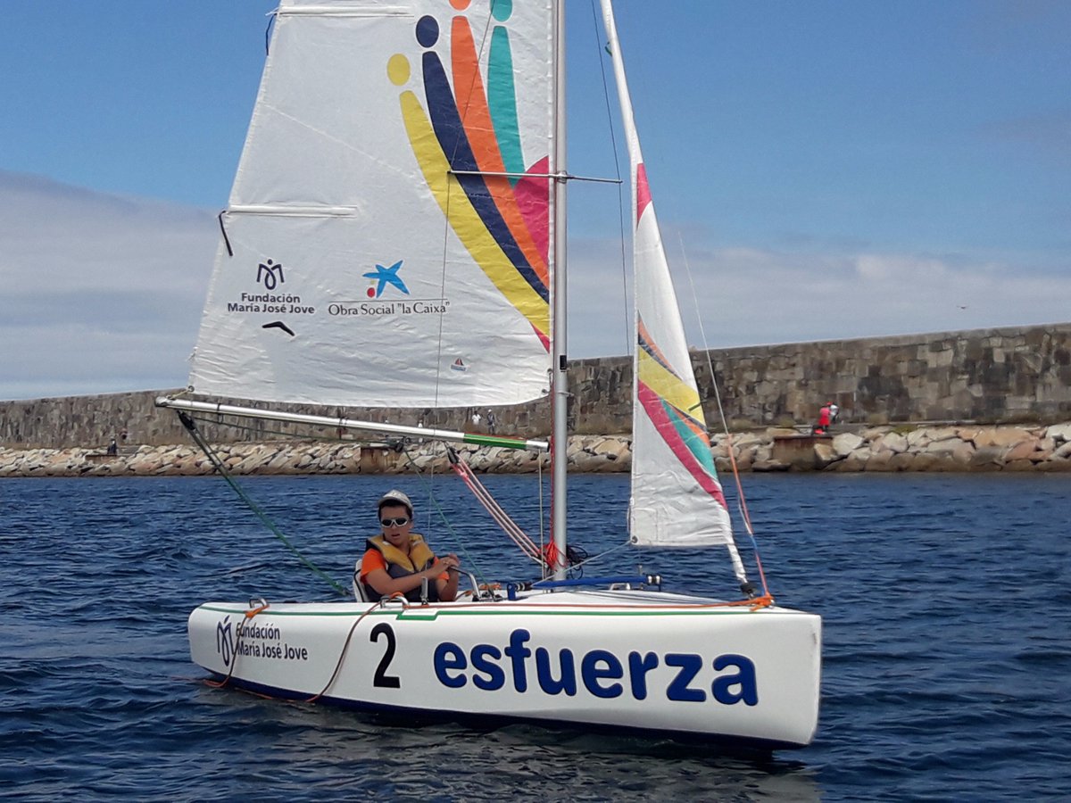 funfmjj's tweet photo. Disfrutando de la libertad del mar estos últimos días de agosto #ESFUERZA #vela #deportedaptado #Coruña #inclusión https://t.co/CVqkvEmwQ0