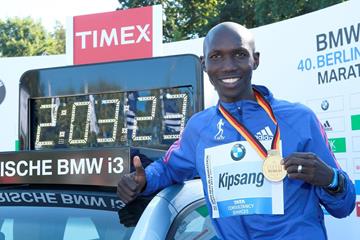moyasa_ke's tweet photo. Kenyan Athletes W.R, Berlin Marathon 
2003-Paul Tergat2:04:55
2011-Patrick Kamau2:03:38
2013-Wilson Kipsang2:03:23
2014-Dennis Kimeto2:02:57 https://t.co/qAUgA1iOpZ