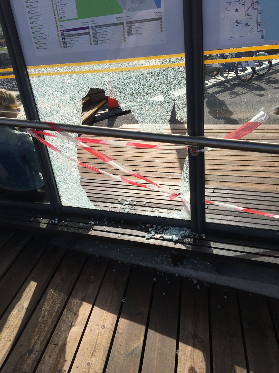 gretheoyna's tweet photo. @Ruter hvem har ansvar for vedlikehold på Lysaker brygge? Vært slik i mange uker. https://t.co/wrYQz9Ri0i