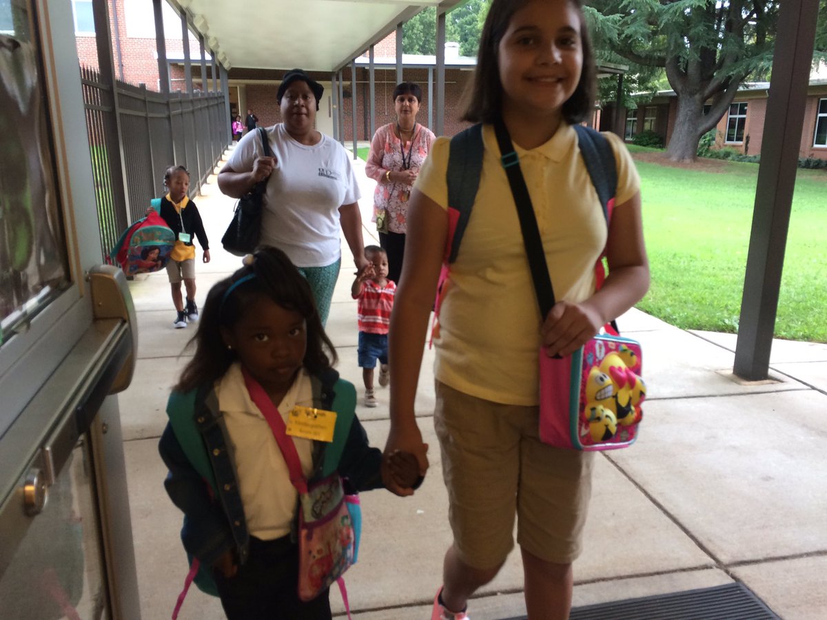 SpeasGlobal's tweet image. "Beeing" Caring to our #SpeasKG friends. #BackToSchool #FirstDayOfK @wsfcs