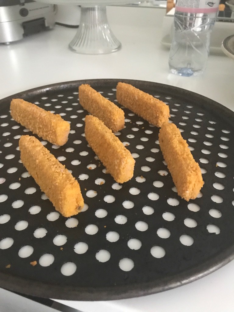 RealBobMortimer's tweet image. Correct pre oven stacking technique for fish fingers.. Don't be a mug