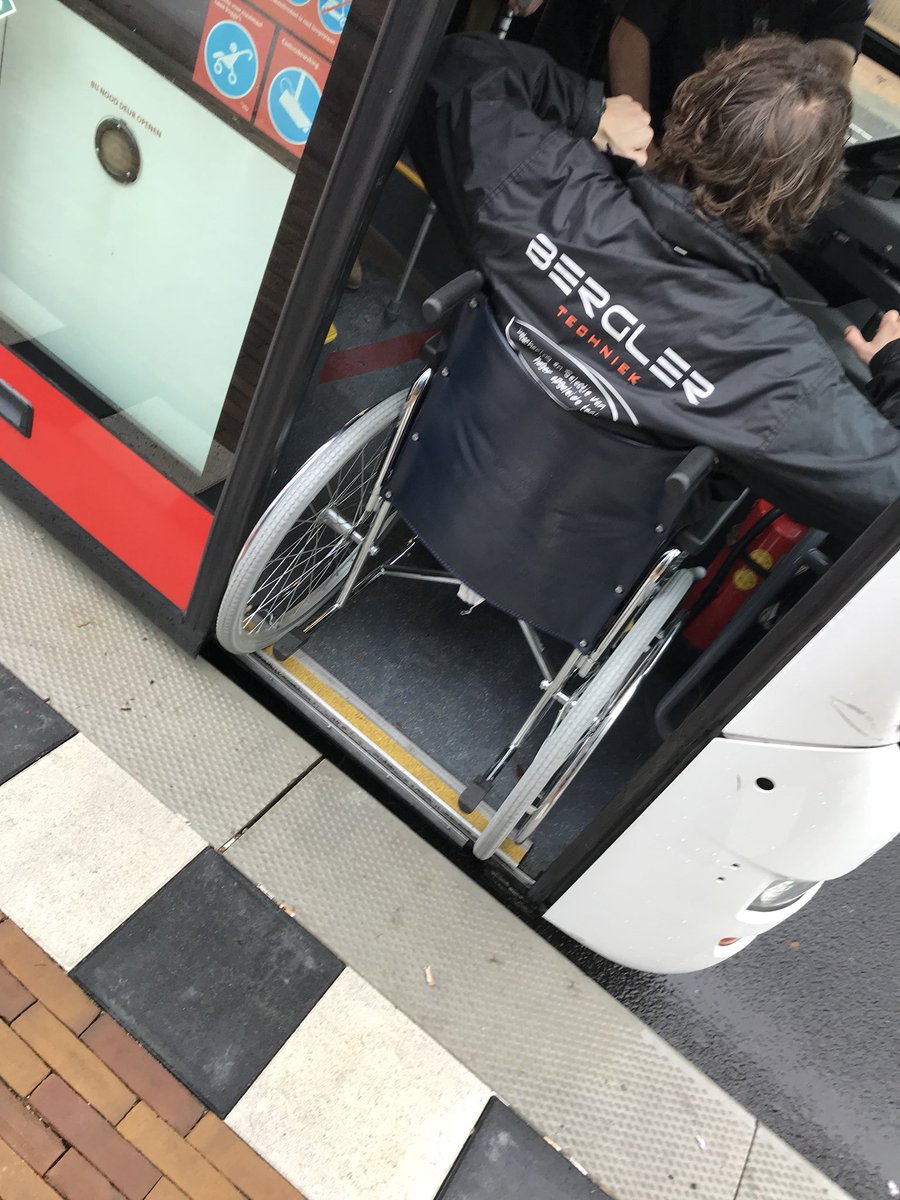 SphieChan's tweet photo. Gewoon gezellig voorin met je rolstoel #JVrace https://t.co/LK6eJ2GgxZ