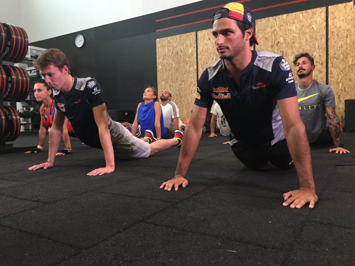 visacashapprb's tweet photo. 💪🏼 @kvyatofficial and @Carlossainz55 in Milan ➡️ #RedBull #FitAndFly training with media and fans 🏃🏼‍♀️🚣🏼‍♀️😉

@virginactiveIT @redbullITA https://t.co/LS1nbTFqzP