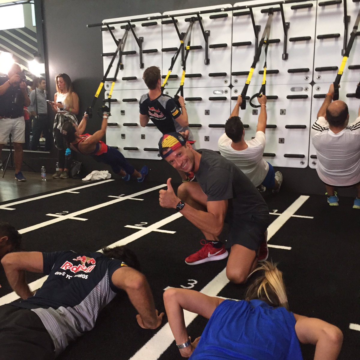visacashapprb's tweet photo. 💪🏼 @kvyatofficial and @Carlossainz55 in Milan ➡️ #RedBull #FitAndFly training with media and fans 🏃🏼‍♀️🚣🏼‍♀️😉

@virginactiveIT @redbullITA https://t.co/LS1nbTFqzP