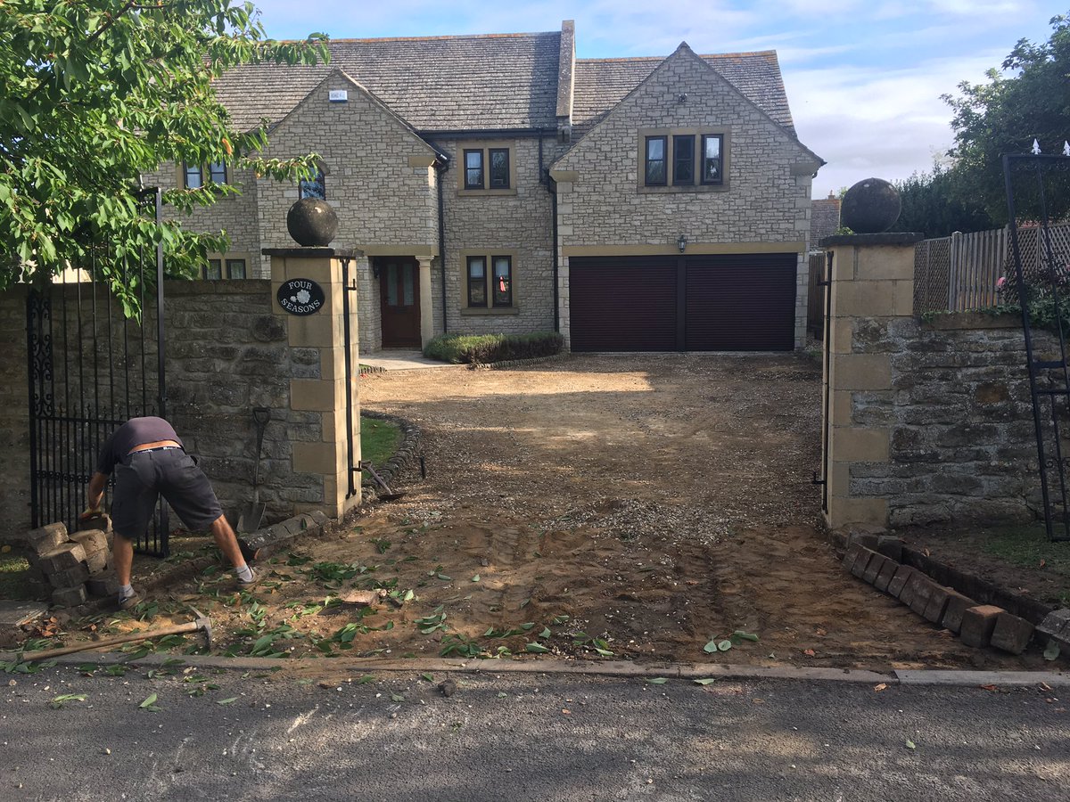 Stoneway12's tweet photo. Another job completed in resin bound cottage gold in Cheltenham https://t.co/Ie1tEpsGNn
