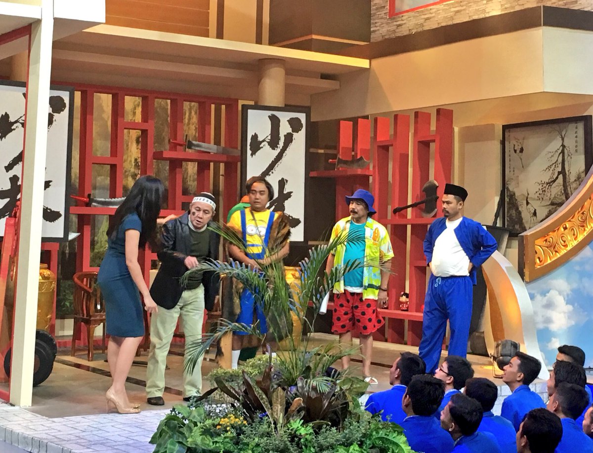 OVJ_kitelagi's tweet photo. @azisOVJ kedatengan Pak Nur Tompel nih, pelawak gagap pertama! Cieee ketemu seniornya nih yee #OVJCariJudul https://t.co/8viZvogjrP