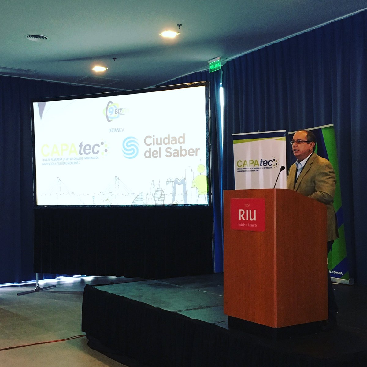 Manuel Lorenzo de <a href="/CiudaddelSaber/">Ciudad del Saber</a> y de <a href="/innovaCDS/">Centro de Innovación</a> presenta los #startups que participarán de #BIZFITPANAMA 2017