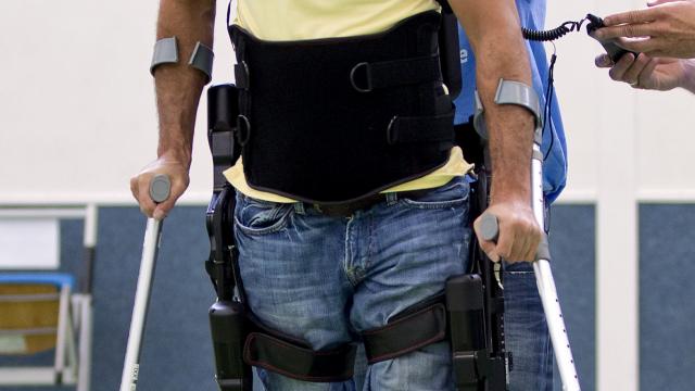 Nieuwe versie 'robotpak' voor dwarslaesiepatiënt getoond. zorgaanbieders.nl/?nieuwsbericht…