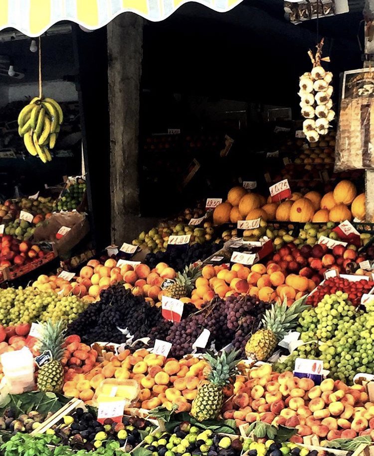 Abstract pointillism or Tuscan marketplace? We love Matteo Bellini ‘s artistic shot! #marketfinds #foodietrips #TuscanCulinaryAdventure