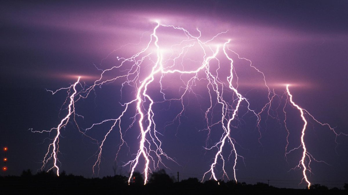 WonderWorksPCB's tweet image. The U.S. has over 100,000 thunderstorms every year, with over 16 million taking place across the world in a year #WeatherFact #Thunderstorms