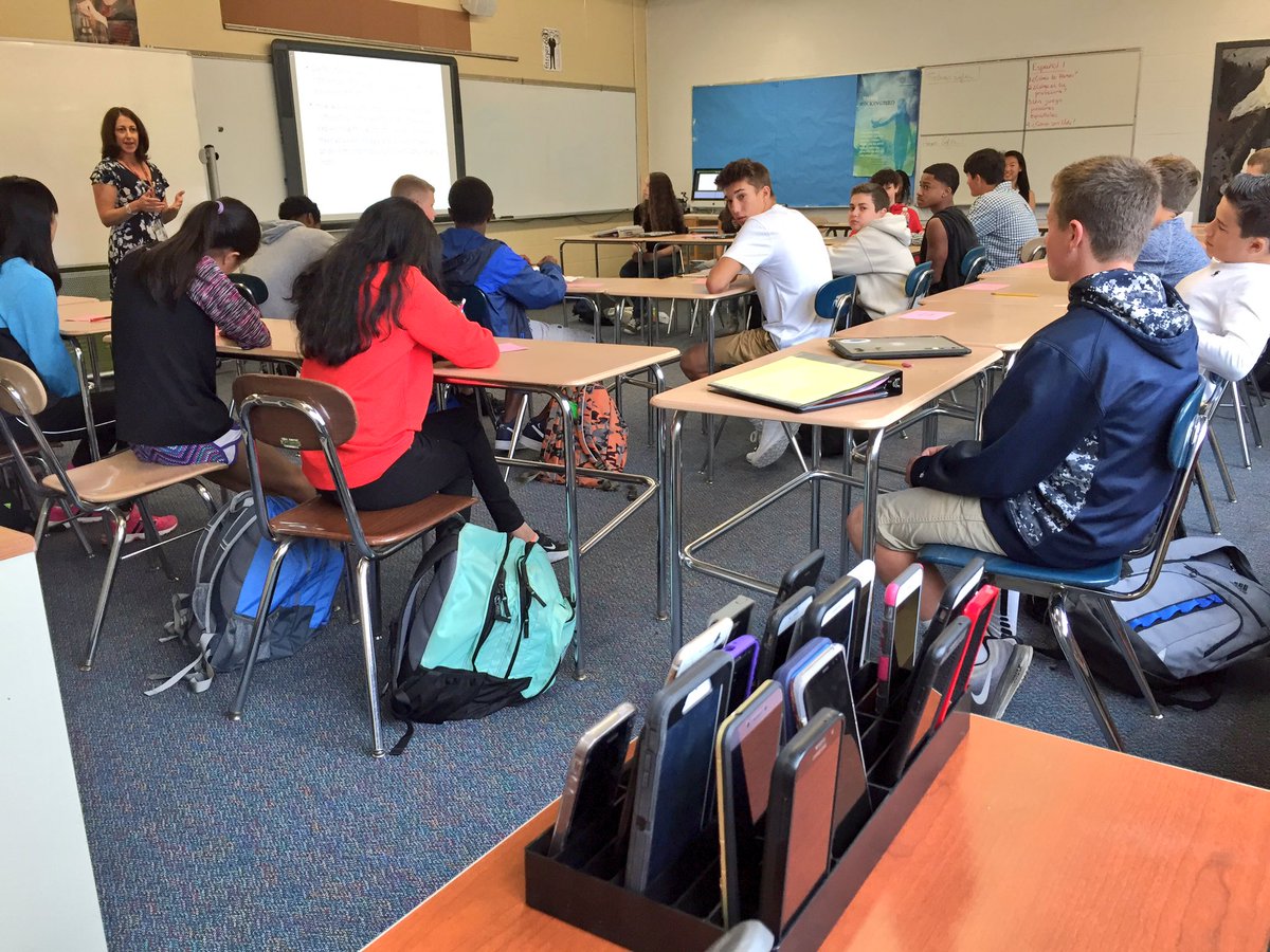 SHS_Eagles's tweet photo. Phone 📱 park use off to a great start!  Freshmen English w/Ms. Novick-Carson &amp; Senior English w/Ms. Jolicoeur. #thankyou #eaglepride https://t.co/gSeA9DALnC