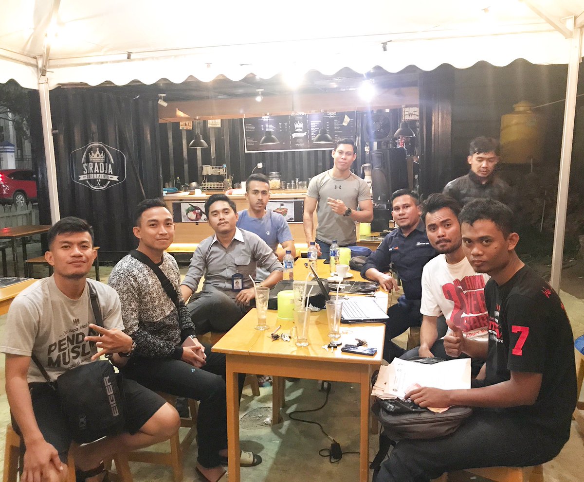 [Dokumentasi]
Kopdar <a href="/unitedarmyfc/">UNITED ARMY INDONESIA</a> Baubau malam ini. Dirangkaikan dengan pengiriman paket membership musim ini.
#weareunitedarmy