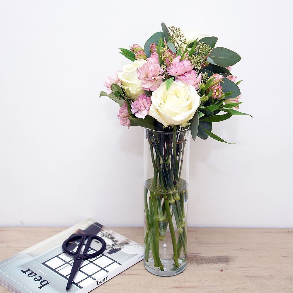 floysflowers's tweet photo. @floysflowers #handtied with #rose #spraycarnations #alstroemeria and #seasonal #foliage
💐
#londonflorist #flowerstagram #flowers #gift #li… https://t.co/yr0wRGyh3I