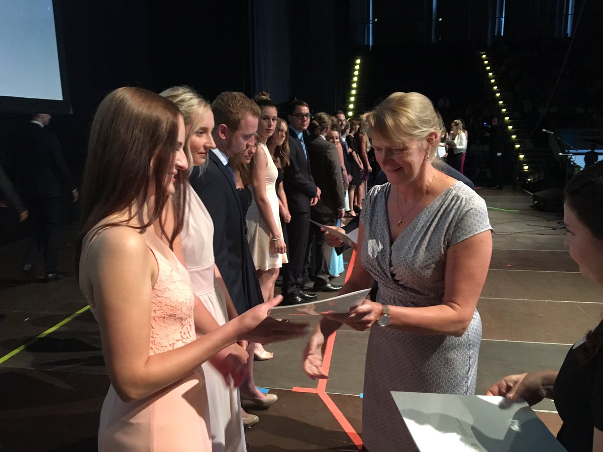 IM_NRW's tweet photo. Der große Moment: Die #Graduierten der FHöV bekommen ihre Urkunden. Herzlichen Glückwunsch. https://t.co/7pOLZ1DdTg