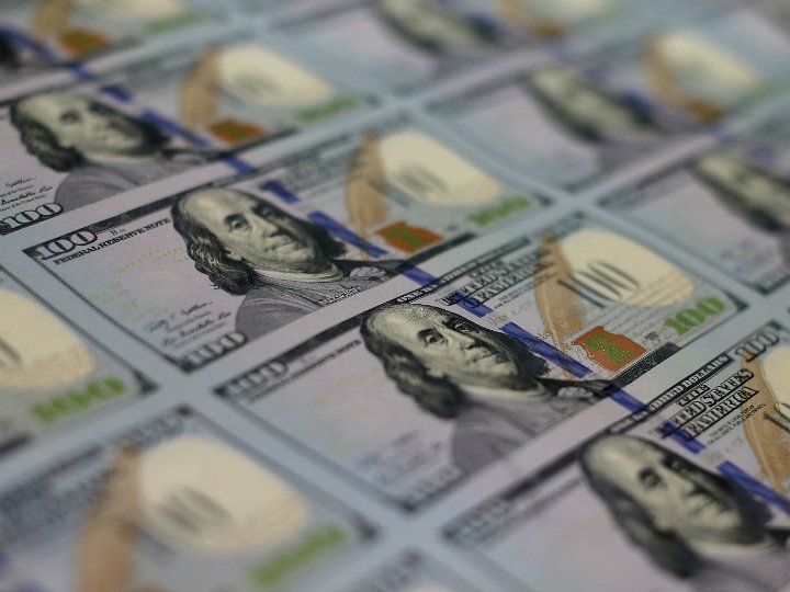 Dólar se mantiene en 18.15 pesos en bancos
bit.ly/2wohRX2