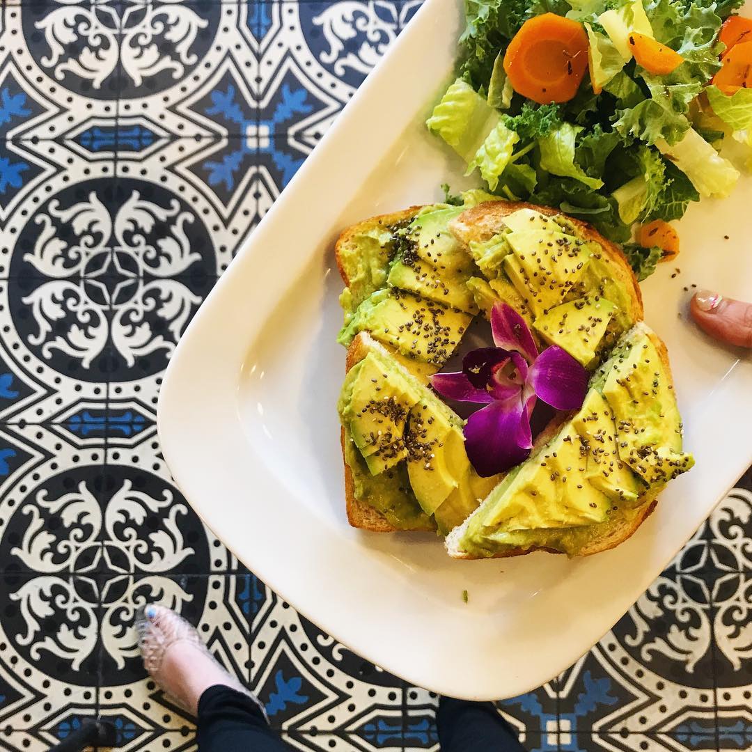 ‘Toasting’ to another beautiful day in #NHV! (Photo: <a href="/exwaitress/">Ex Waitress</a>) <a href="/MaisonMathis/">Maison Mathis</a> #NHV #NHVeats #avocadotoast